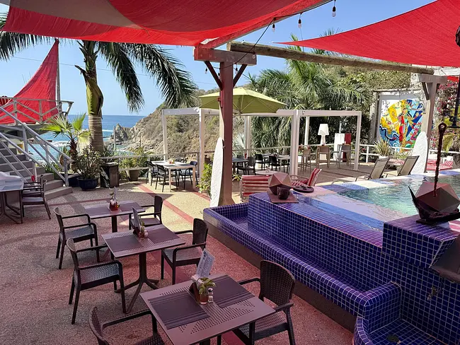 Villa Aikia patio & pool