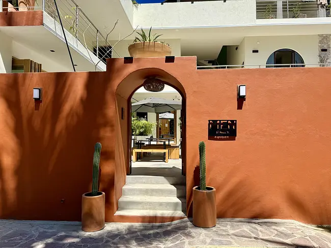 Men Zipolite hotel entrance