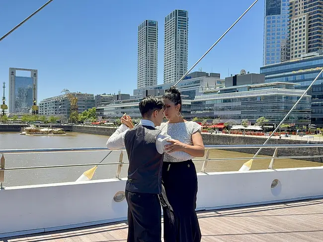 Dancers at Puente de la Mujer